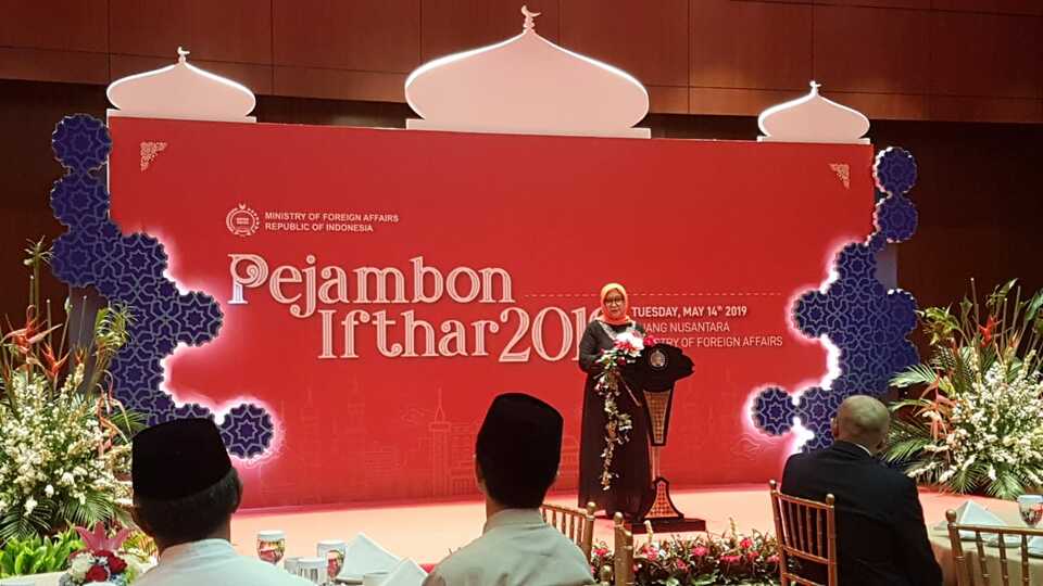 Foreign Minister Retno Marsudi speaks during the opening of the annual 'Pejambon Ifthar' event, attended by foreign ambassadors and representatives of various ministries, international organizations and agencies, in Jakarta on Tuesday. (JG Photo/Nur Yasmin)