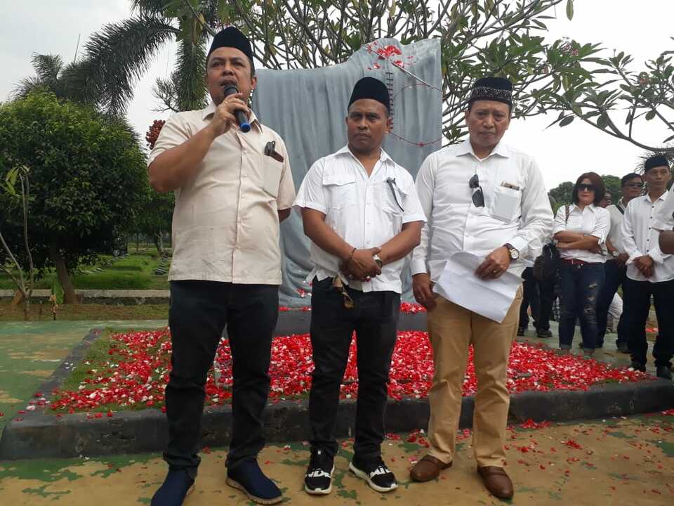 From left to right, former Reformasi activists Eli Salomo, Wahab Talaohu and Karyono Wibowo talk to reporters at Pondok Ranggon cemetery in East Jakarta on Tuesday. (Photo courtesy of RNA 98)