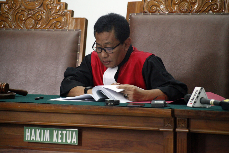 Judge Agus Widodo reads out his verdict in the pretrial motion by former United Development Party (PPP) chairman Romahurmuziy against the Corruption Eradication Commission (KPK) in the South Jakarta District Court on Tuesday. (Antara Photo/Yulius Satria Wijaya)