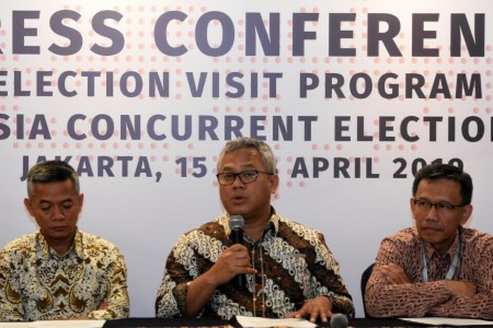 General Elections Commission (KPU) chairman Arief Budiman, center. (Antara Photo/M. Risyal Hidayat)
