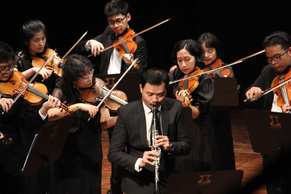 Neo Capella Amadeus and Nino Ario Wijaya played Weber's 'Clarinet Quintet' without a conductor at Taman Ismail Marzuki in Jakarta on Thursday. (Photo courtesy of Amadeus Music School) 