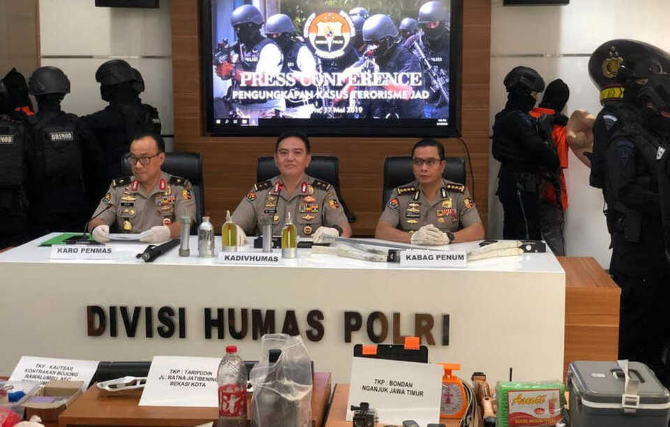 National Police spokesman Insp. Gen. M. Iqbal, center, speaks at a press conference on Friday to announce the uncovering of an alleged plot by members of Jamaah Ansharut Daulah to detonate bombs among protestors in Central Jakarta on May 22, when the General Elections Commission (KPU) is due to announce the results of the April 17 elections. (B1 Photo/Farouk Arnza)