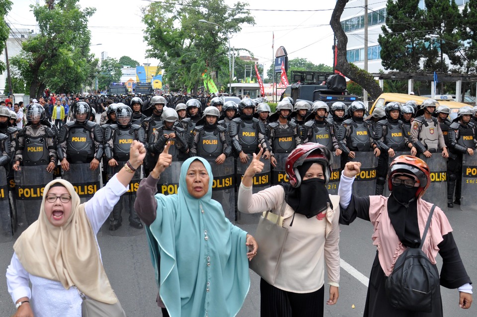 Unarmed officers will guard KPU and Bawaslu offices on Wednesday, when the election result is announced. (Antara Photo/Septianda Perdana)