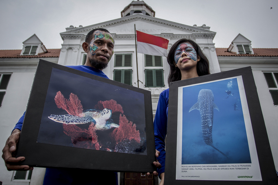 Greenpeace activists in front of Fatahillah Museum in Jakarta's Old Town on Sunday. (Antara Photo/Dhemas Reviyanto)