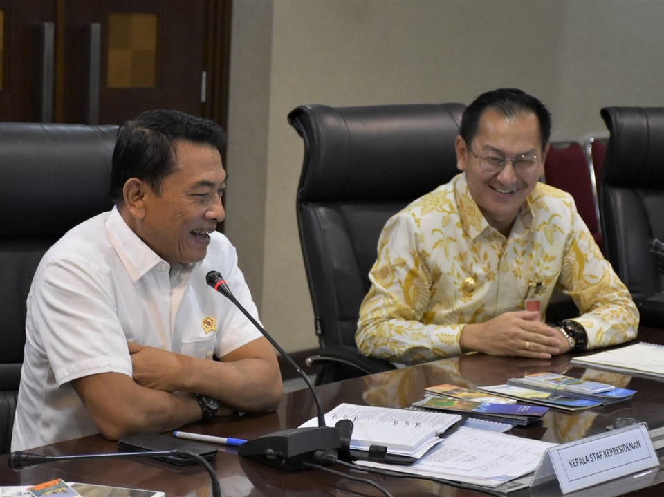 Presidential Chief of Staff Moeldoko, left, meeting with Isyak Meirobie, deputy district head of Belitung, in Jakarta on Monday. (Photo courtesy of Presidential Staff Office)