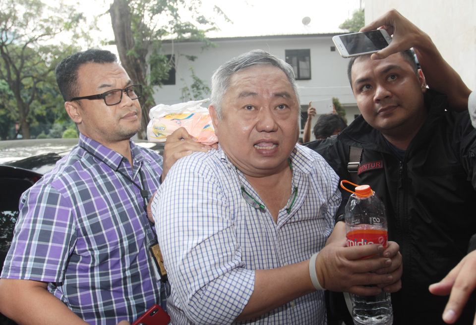 Liues Sungkharisma arrives at the Jakarta Police headquarters on Monday. (Antara Photo/Reno Esnir)
