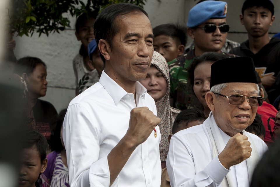President Joko Widodo and his running mate Ma'ruf Amin declare their presidential election victory in  Kampung Deret, Central Jakarta, on Tuesday. (JG Photo/Yudha Baskoro)