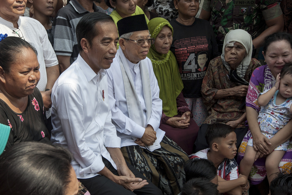 President Joko 'Jokowi' Widodo and his running mate Ma'ruf Amin seen during a visit to a slum area in Central Jakarta on Tuesday. (JG Photo/Yudha Baskoro)
