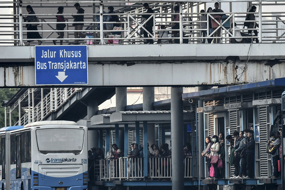 Jakartans waiting for a bus in Transjakarta bus station in Harmoni, Central Jakarta on Thursday (23/05) (Antara Photo/Fanny Octavianus)