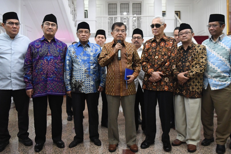 Prominent political figures in Indonesia have thrown their support behind Prabowo Subianto's decision to contest the election results at the Constitutional Court. (Antara Photo/Akbar Nugroho Gumay)
