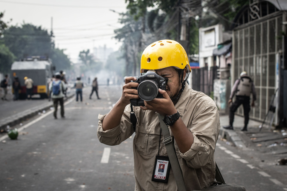 A photojournalist covers a riot on Jalan K.S. Tubun, Central Jakarta on May 22, 2019. (JG Photo)