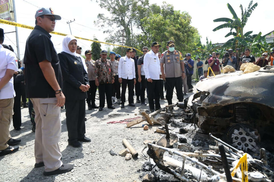 East Java Governor Khofifah Indar Parawansa, left, and East Java Police Chief Insp. Gen. Luki Hermawan, right, inspect the remains of the Tambelangan police station in Sampang, East Java, on Thursday. (Antara Photo/Ryan Hariyanto)