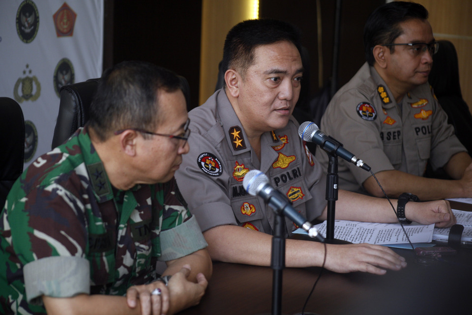 National Police spokesman Insp. Gen. Muhammad Iqbal, center, speaking at a press conference. (ANTARA Photo/Yulius Satria Wijaya)