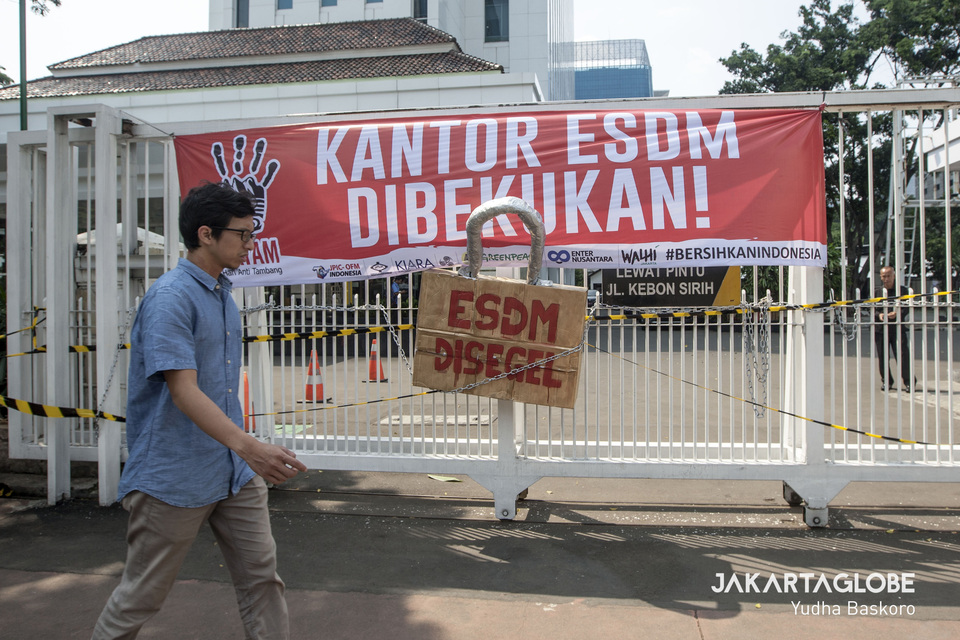 Protesters install a giant padlock on the gate of the Energy and Mineral Resources Ministry building in Central Jakarta on Tuesday. (JG Photo/Yudha Baskoro)