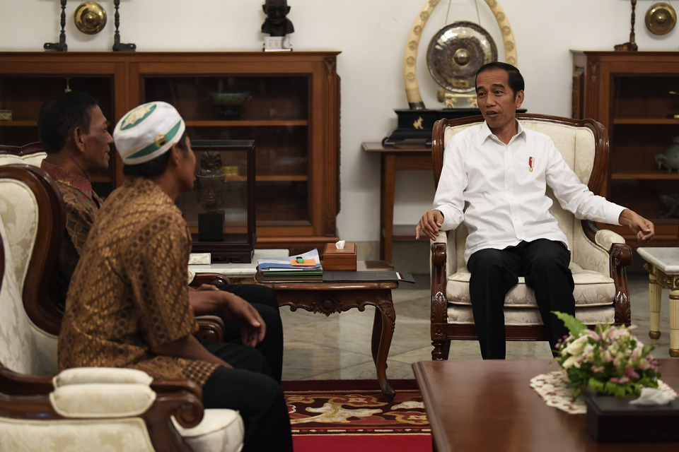 President Joko Widodo meets with street vendors whose stalls were looted during last week's Jakarta riots on Monday.  (Antara Photo/Puspa Perwitasari)