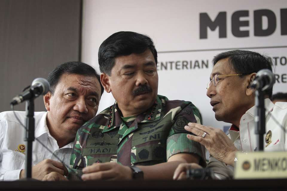 Chief Security Minister Wiranto, right, and National Intelligence Chief Budi Gunawan, left, are among four high-ranking officials said to be targets of a foiled assassination plan during last week's Jakarta riots. (Antara Photo/Dhemas Reviyanto)
