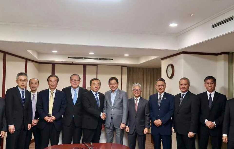 Energy and Mineral Resources Minister Ignasius Jonan meets Inpex chief executive Takayuki Ueda in Tokyo on Monday. (Photo courtesy of the Energy and Mineral Resources Ministry)