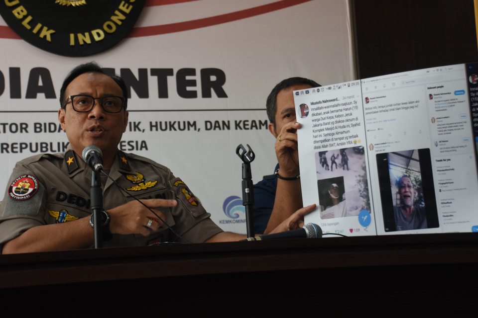 National Police spokesman Dedi Prasetyo, left. (Antara Photo/Indrianto Eko Suwarso)
