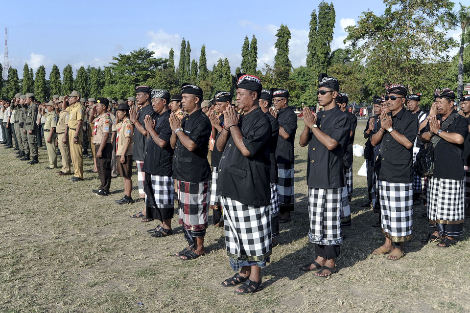 Pecalang participate on 2019 Operasi Ketupat ceremony in Denpasar, Bali on Tuesday (28/05) Around 3,191 personnels including pecalang and police officers will secure Bali during mudik lebaran 2019 (Antara Photo/Fikri Yusuf)