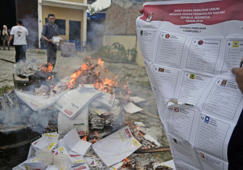 Election officials disposing of leftover ballots in Bandar Lampung. (Antara Photo/Ardiansyah)