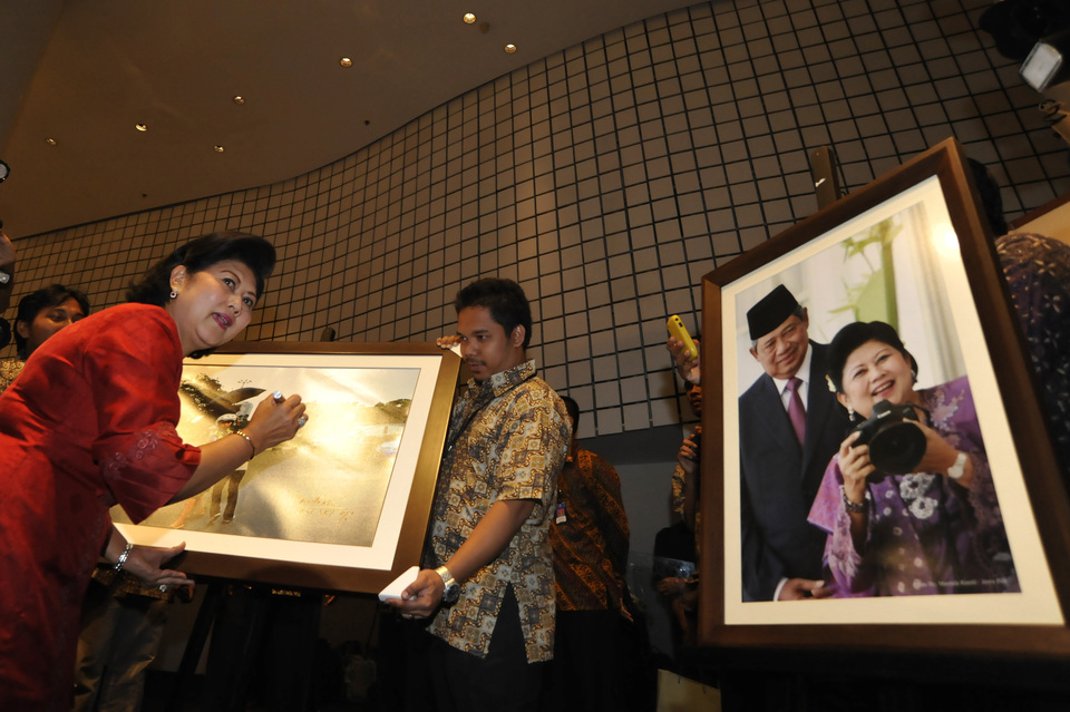 Ani Yudhoyono's love of photography has garnered her millions of fans on Instagram. (Antara Photo/Rosa Panggabean)