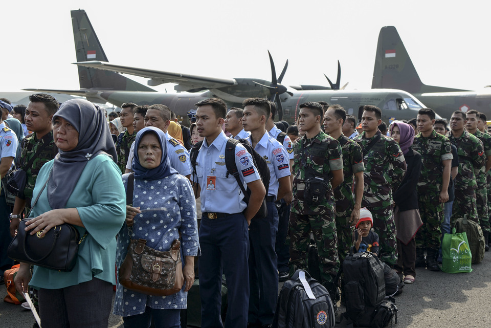 Indonesian soldiers and their families gather at Halim Perdanakusuma Airport in East Jakarta to join in a free-travel program heading to Central and East Java arranged by the Air Force . (Antara Photo / M Risyal Hidayat)