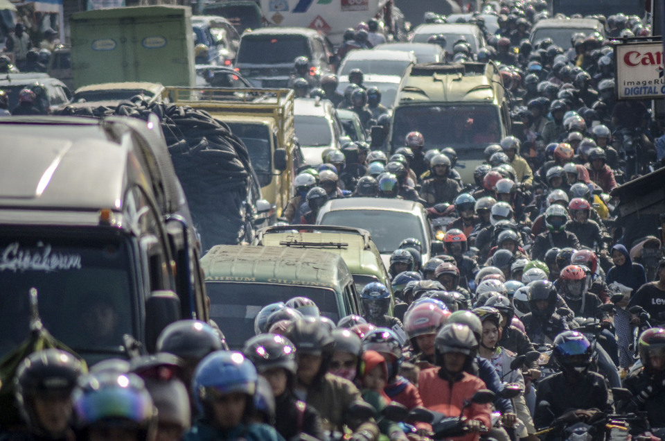 Hundreds of travelers stuck in traffic at the congestion near Cinunuk,  West Java.(Antara Photo/Raisan Al Farisi)