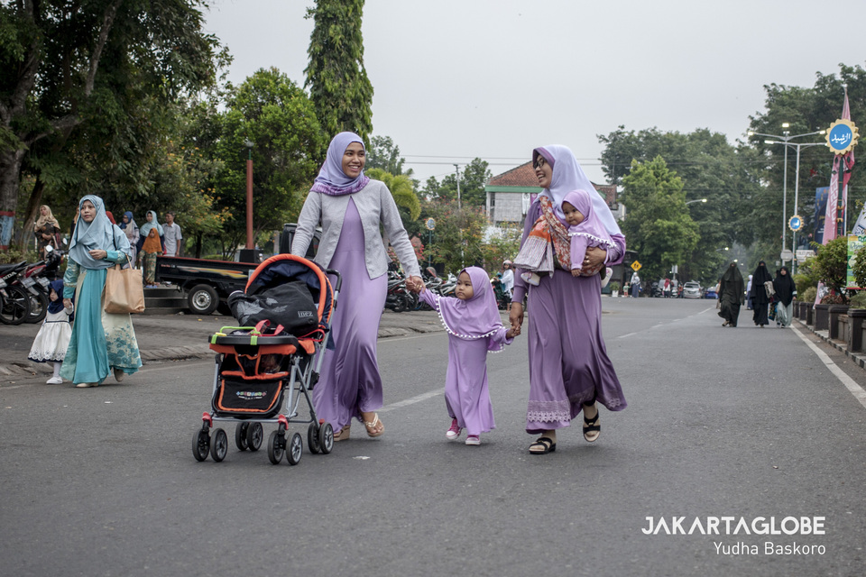 Muslims walk along Jalan Mayjend Soetoyo in Kebumen, Central Java, on Wednesday to participate in the Idul Fitri prayer in the town square. (JG Photo/Yudha Baskoro)