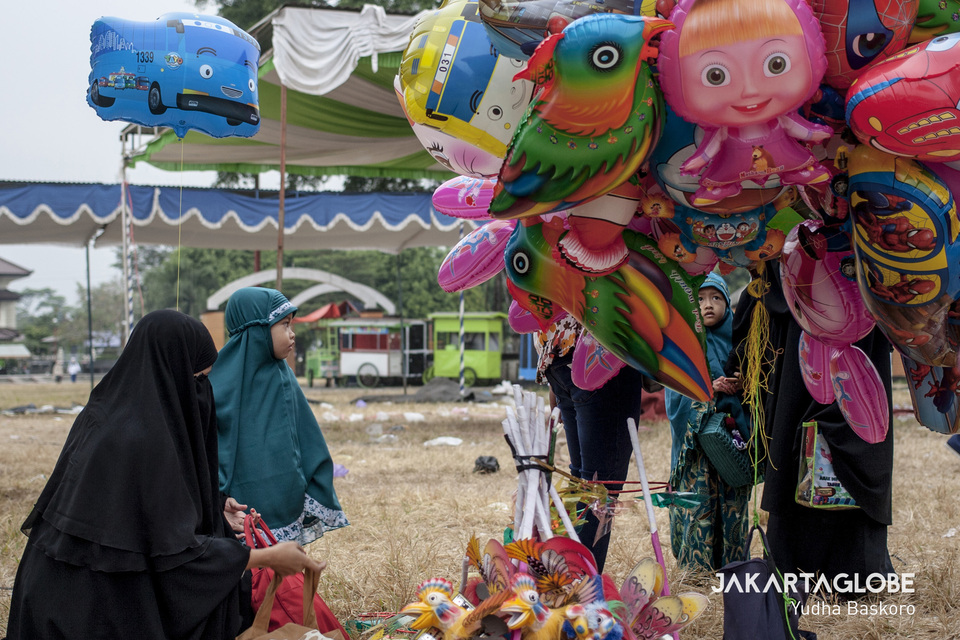 A hawker sells children's toys during Idul Fitri prayer in Kebumen, Central Java, on June 5. (JG Photo/Yudha Baskoro)