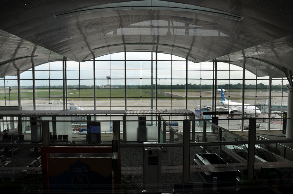 Empty arrival gates at Kuala Namu International Airport in North Sumatra have become a common sight as high airfares discourage air travelers. (Antara Photo/Septianda Perdana)