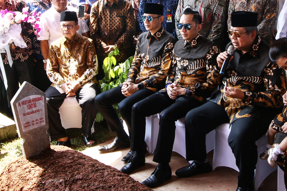 Former president Susilo Bambang Yudhoyono and his two sons – Edhie Baskoro and Agus Harimurti – visited the grave of Ani Yudhoyono on Idul Fitri wearing the Sawunggaling batik. (Antara Photo/Rivan Awal Lingga)
