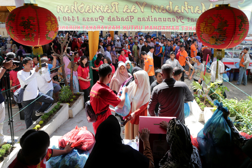 Members of the Chinese community in Aceh deliver food packages to needy Muslims during this year's Ramadan. Two Indonesians prominent for their work on deradicalization have been invited to participate in an international conference on social cohesion and interfaith harmony in Singapore on June 19-21. (Antara Photo/Irwansyah Putra).
