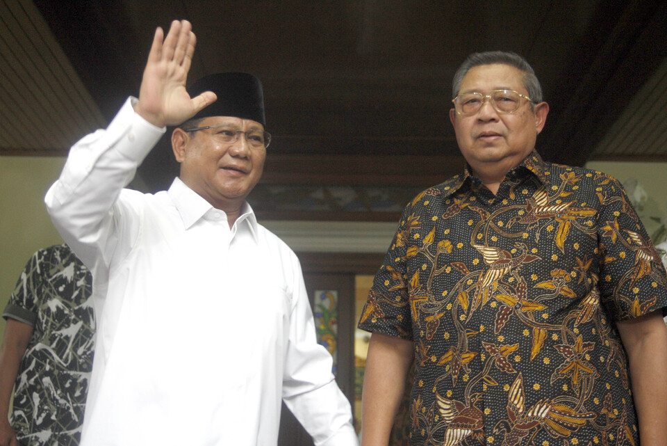 Political ties between presidential challenger Prabowo Subianto and former President Susilo Bambang Yudhoyono are fraying amid a war of words between their supporters. (Antara Photo/Yulius Satria Wijaya)