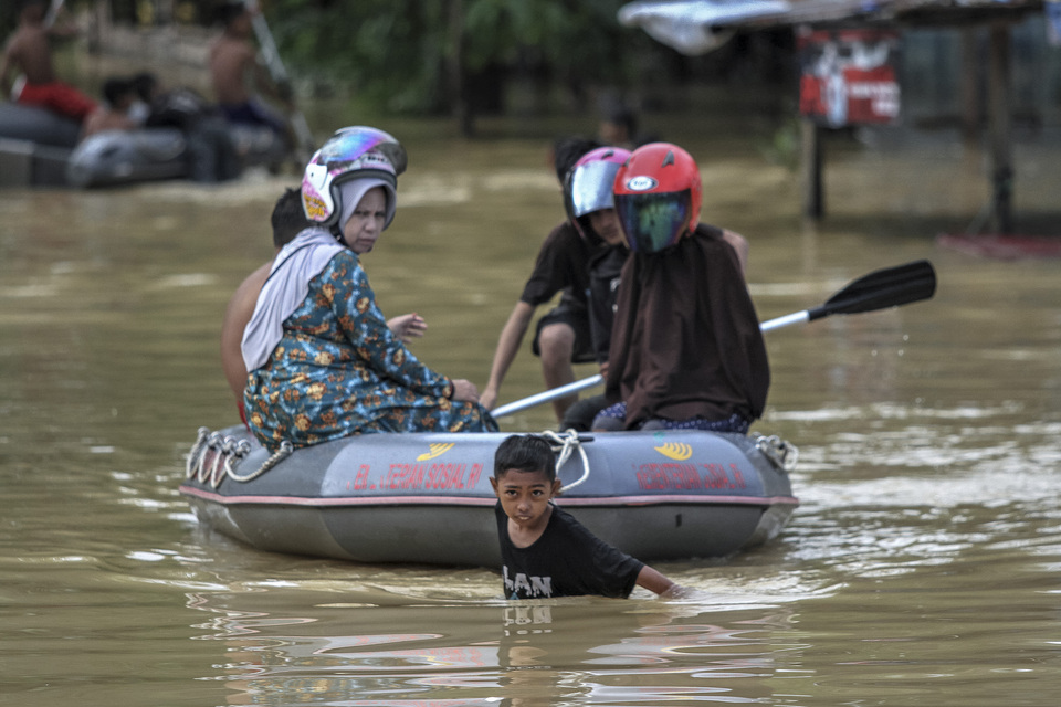Residents of Wanggu in Kendari, Southeast Sulawesi, are evacuated on an inflatable boat on Monday. (Antara Photo/Jojon)