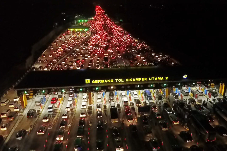 FILE - Vehicles stuck in traffic at the Cikampek Toll Gate, West Java, during the peak of Ramadan exodus in 2019. (Antara Photo)