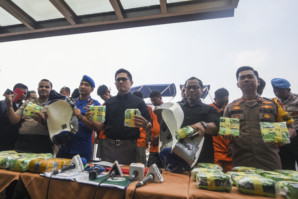 Chief Comr. Krisno Halomoan Siregar, center, head of the National Police's narcotics unit, displays packages of methamphetamine seized from six Malaysians who used a rented yacht to smuggle it from Johor to Jakarta. (Antara Photo/Muhammad Adimaja)
