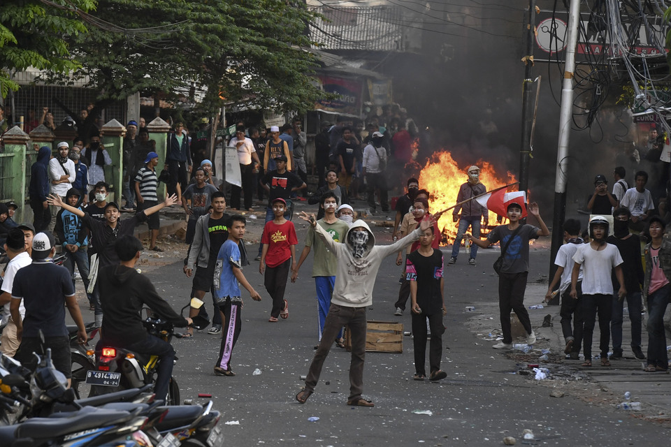 Rioters in Slipi, West Jakarta, on May 22. (Antara Photo/Hafidz Mubarak A.)
