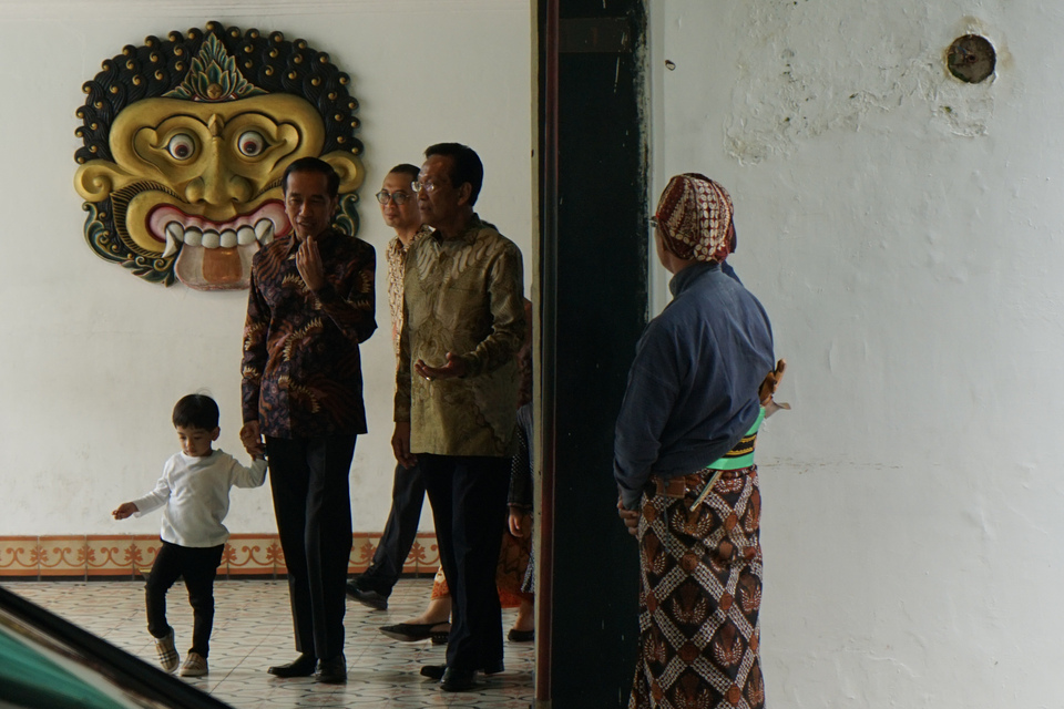 President Joko 'Jokowi' Widodo spent his Idul Fitri holiday in Yogyakarta last week and paid a visit to Sri Sultan Hamengkubuwono X, the governor of the special administrative region. (Antara Photo/Andreas Fitri Atmoko)