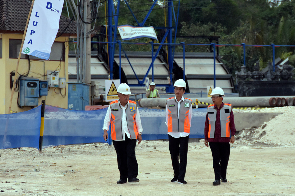 President Joko Widodo, center, visits a new dam still under construction in Nusa Dua, Bali on Friday. (Antara Photo/Nyoman Hendra Wibowo)