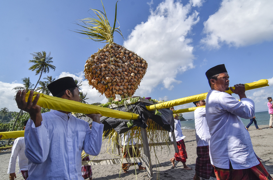 A 'Lebaran Ketupat' parade featuring 'Topat,' rice cakes wrapped in coconut leaves, at Batulayar Beach near Lombok, West Nusa Tenggara. (Antara Photo/Ahmad Subaidi)
