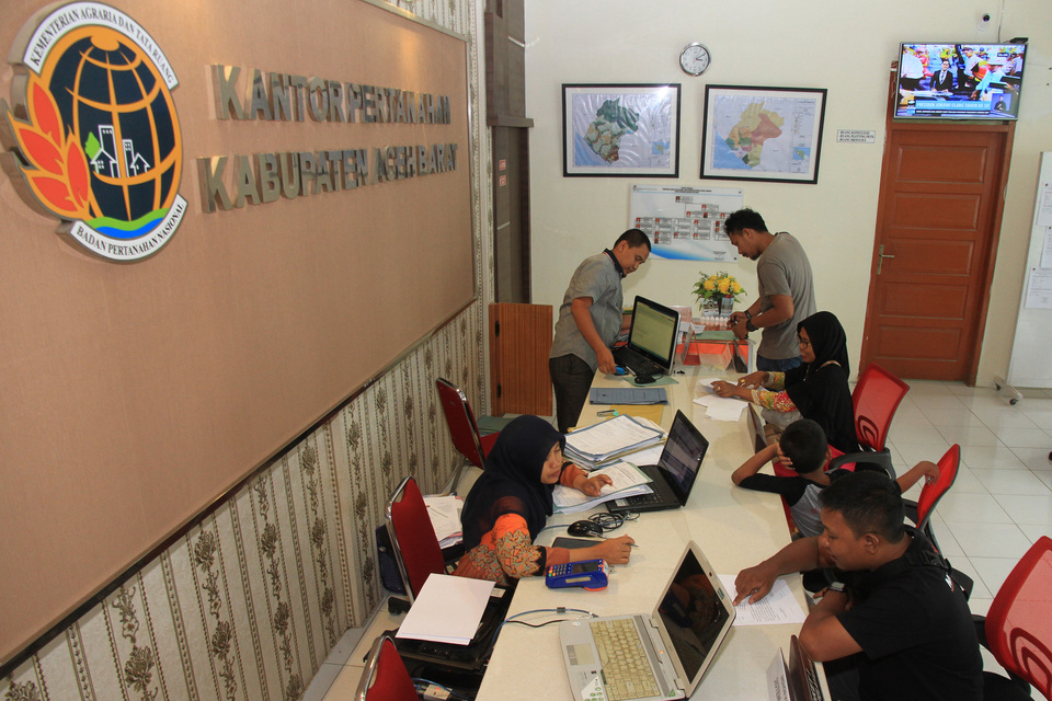 Government organizations typically function around multiyear linear programs. They spend significant time and resources in planning and designing without much consideration of realities on the ground. (Antara Photo/Syifa Yulinnas)
