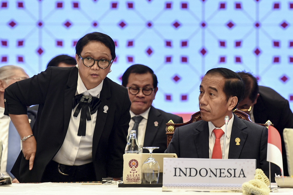 President Joko Widodo and Foreign Minister Retno Marsudi at the 12th Indonesia-Malaysia-Thailand Growth Triangle Summit in Bangkok on Sunday. (Antara Photo/Puspa Perwitasari)