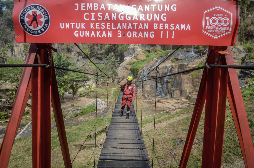 The Cisanggarung Bridge in Bandung, West Java, on Monday. (Antara Photo/Raisan Al Farisi)