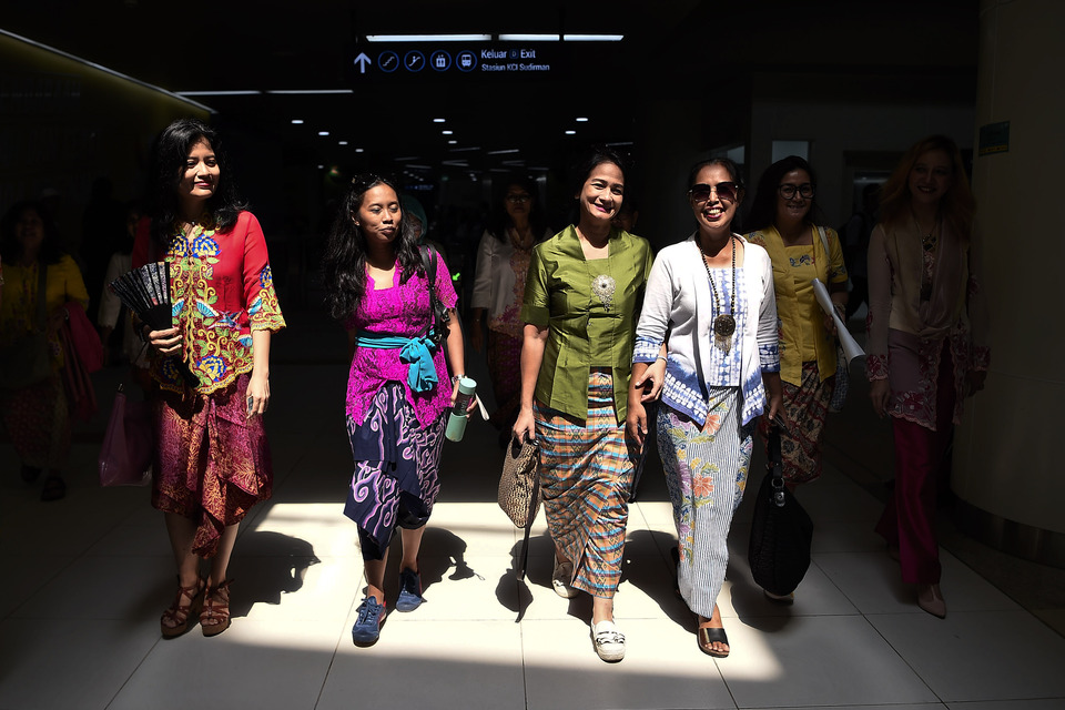 Women wear kebaya at Dukuh Atas MRT Station in Jakarta during 'Kebaya Tuesday.' (Antara Photo/Galih Pradipta)