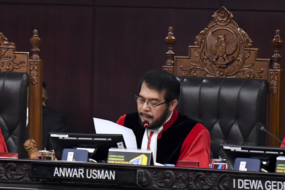 Chief Judge of the Constitutional Court Anwar Usman reads the verdict in the presidential election dispute on Thursday evening. (Antara Photo/Hafidz Mubarak)
