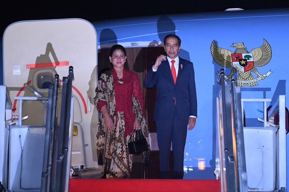 President Joko 'Jokowi' Widodo and first lady Iriana Joko Widodo pose for photographs before departing from Halim Air Force Base in East Jakarta on Thursday evening to attend the G-20 summit in Osaka, Japan. (Antara Photo/Wahyu Putro A)