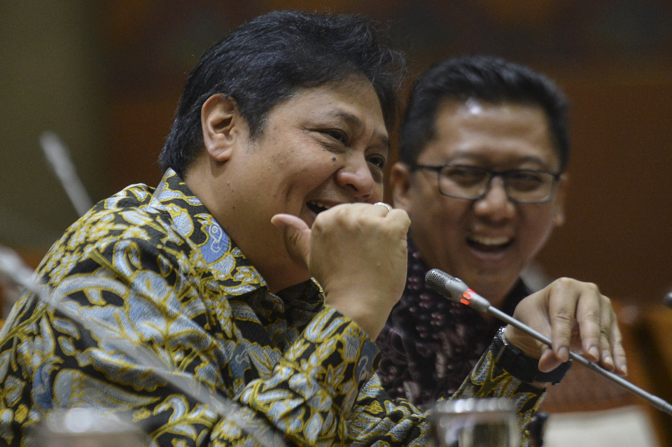 Industry Minister Airlangga Hartarto, left, said 47 percent of the 70,000 to 250,000 vehicles Hyundai plans to produce will be destined for the domestic market and the remainder for export. (Antara Photo/Nova Wahyudi)