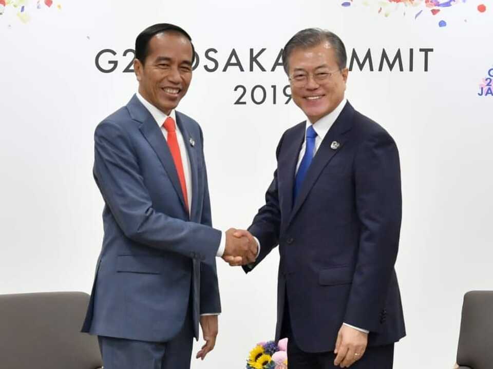 President Joko 'Jokowi' Widodo and South Korean President Moon Jae-in pose for photographs before a bilateral meeting on the sidelines of the G-20 Summit in Osaka, Japan, last week. (Photo courtesy of the Ministry of Foreign Affairs)