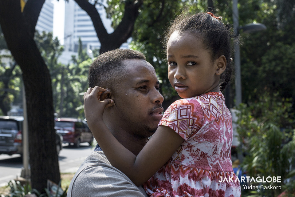 A Somalian man and his daughter in front of the UNHCR office on Jalan Kebon Sirih in Central Jakarta on Monday. (JG Photo/Yudha Baskoro)