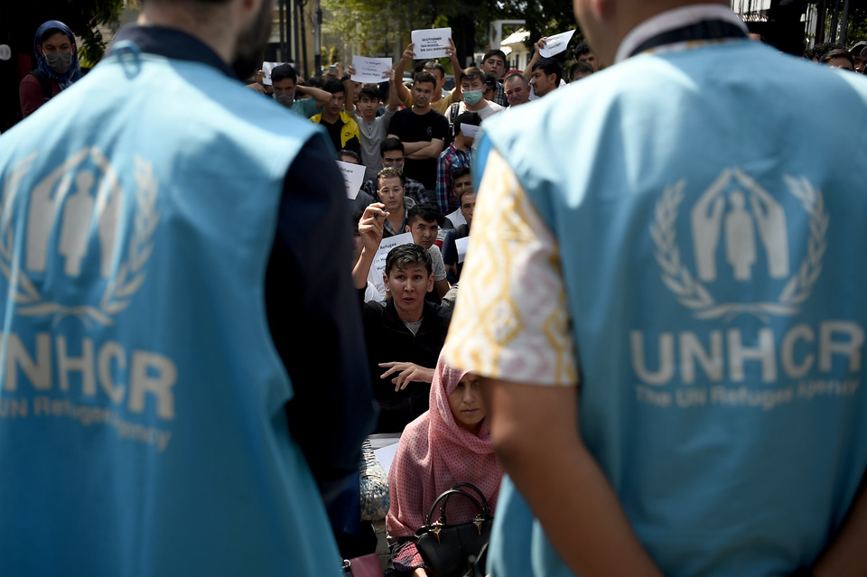 UNHCR officers tended to asylum seekers camping out in front of the UN Refugee Agency's office in Central Jakarta last week. (Antara Photos/M. Risyal Hidayat)